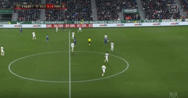 卡尔·瑞普肯在打破纪录后的那个夜晚，围着整个球场跑了一圈与球迷击掌